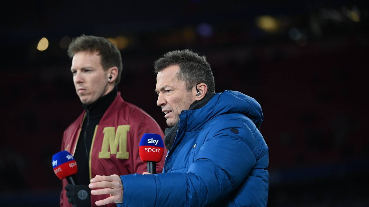 Trainer Julian Nagelsmann (l) vom FC Bayern beim Interview mit Lothar Matthäus.
