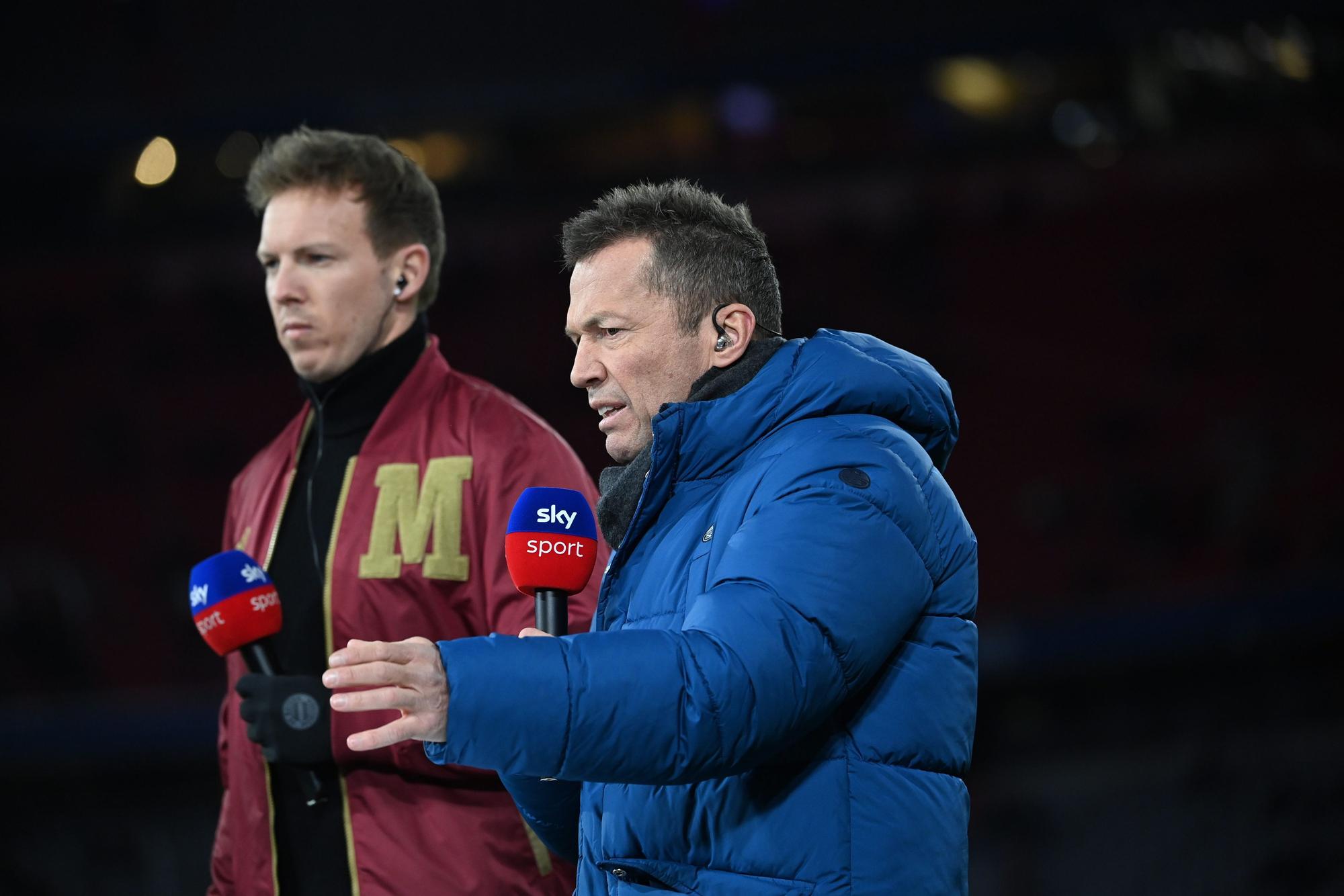 Trainer Julian Nagelsmann (l) vom FC Bayern beim Interview mit Lothar Matthäus.
