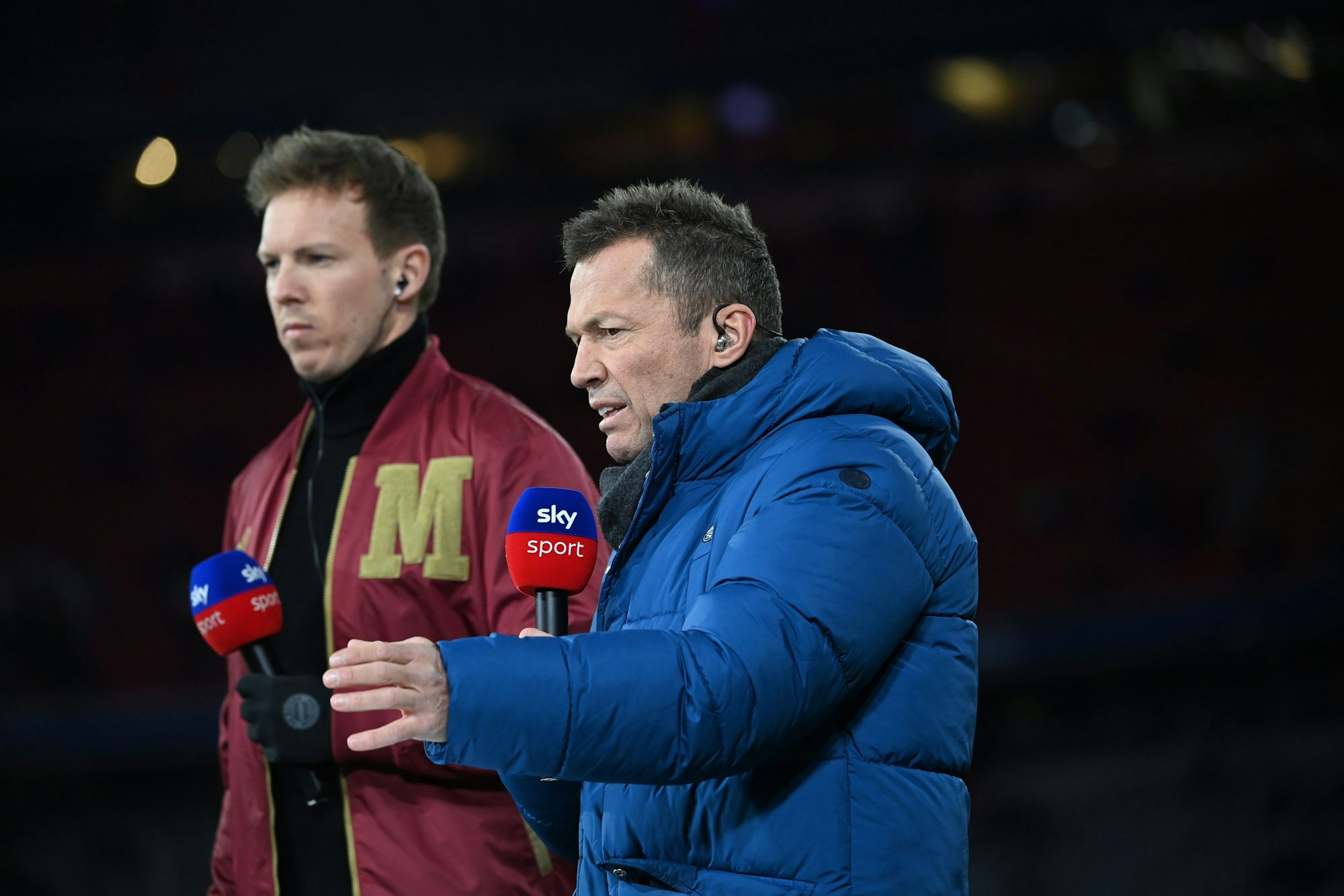 Trainer Julian Nagelsmann (l) vom FC Bayern beim Interview mit Lothar Matthäus.