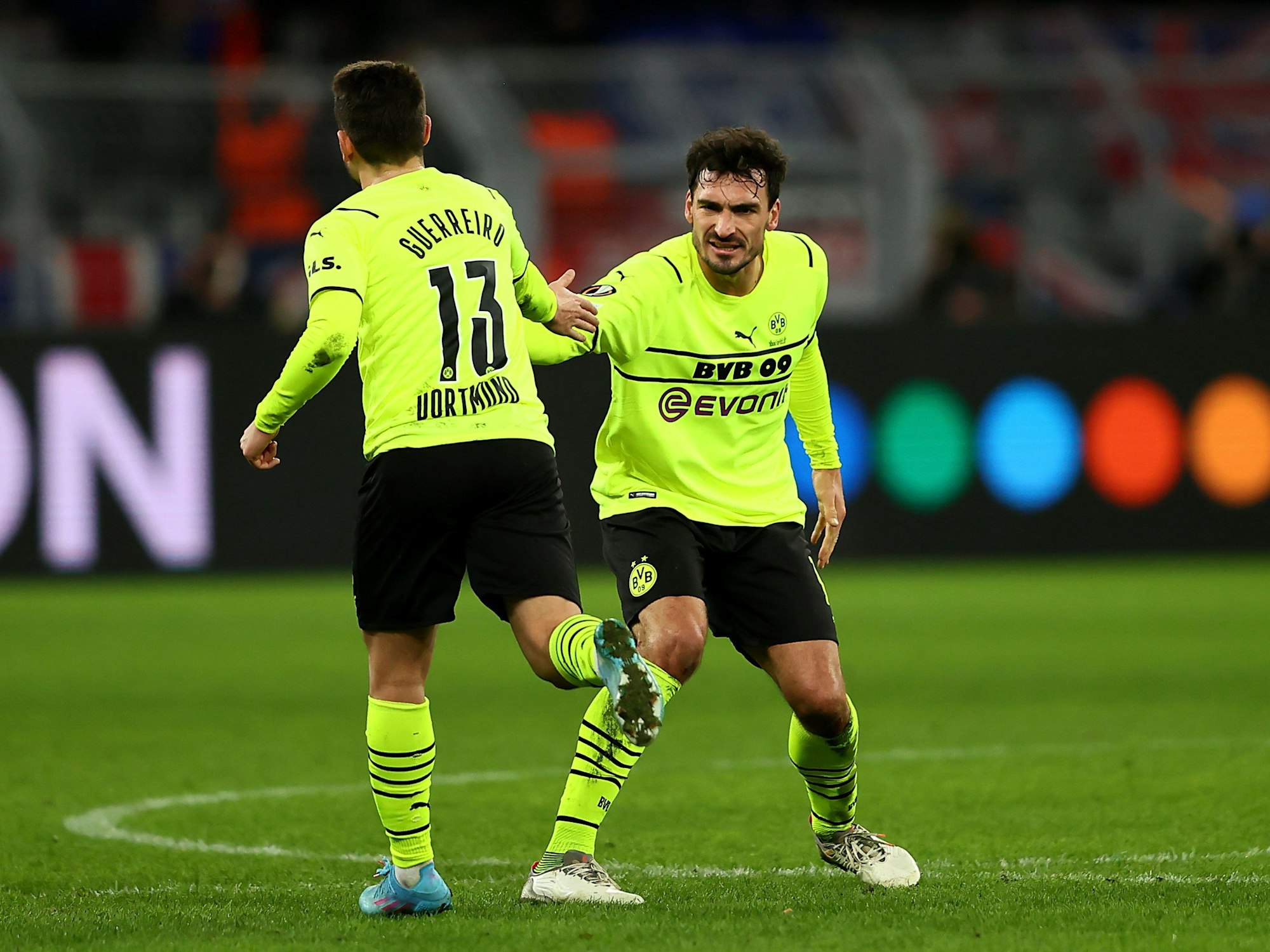 Raphael Guerreiro feiert mit Mats Hummels sein Tor.