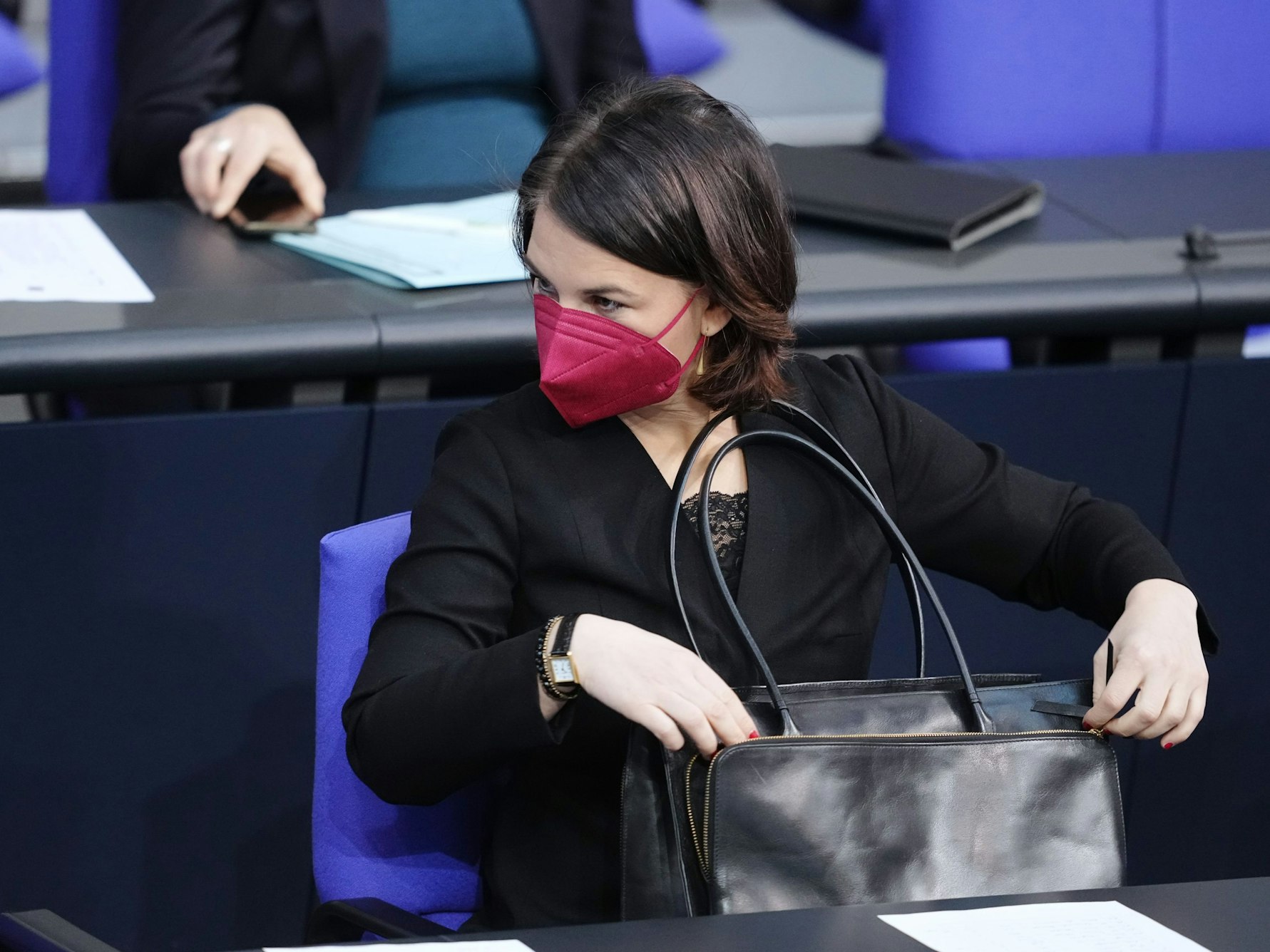 Ein Foto von Annalena Baerbock (hier am 17.2.2022 im Bundestag) sorgt für Diskussionen auf Instagram.