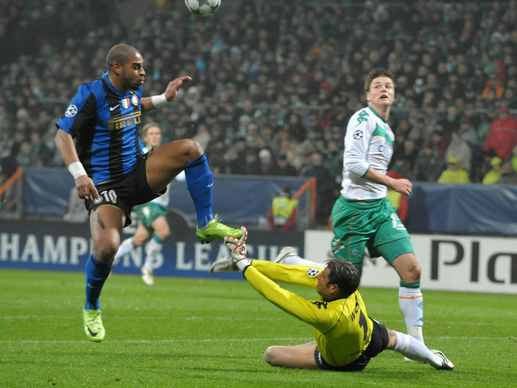 Der Bremer Torhüter Tim Wiese (unten) im Duell mit Inter-Stürmer Adriano (l).