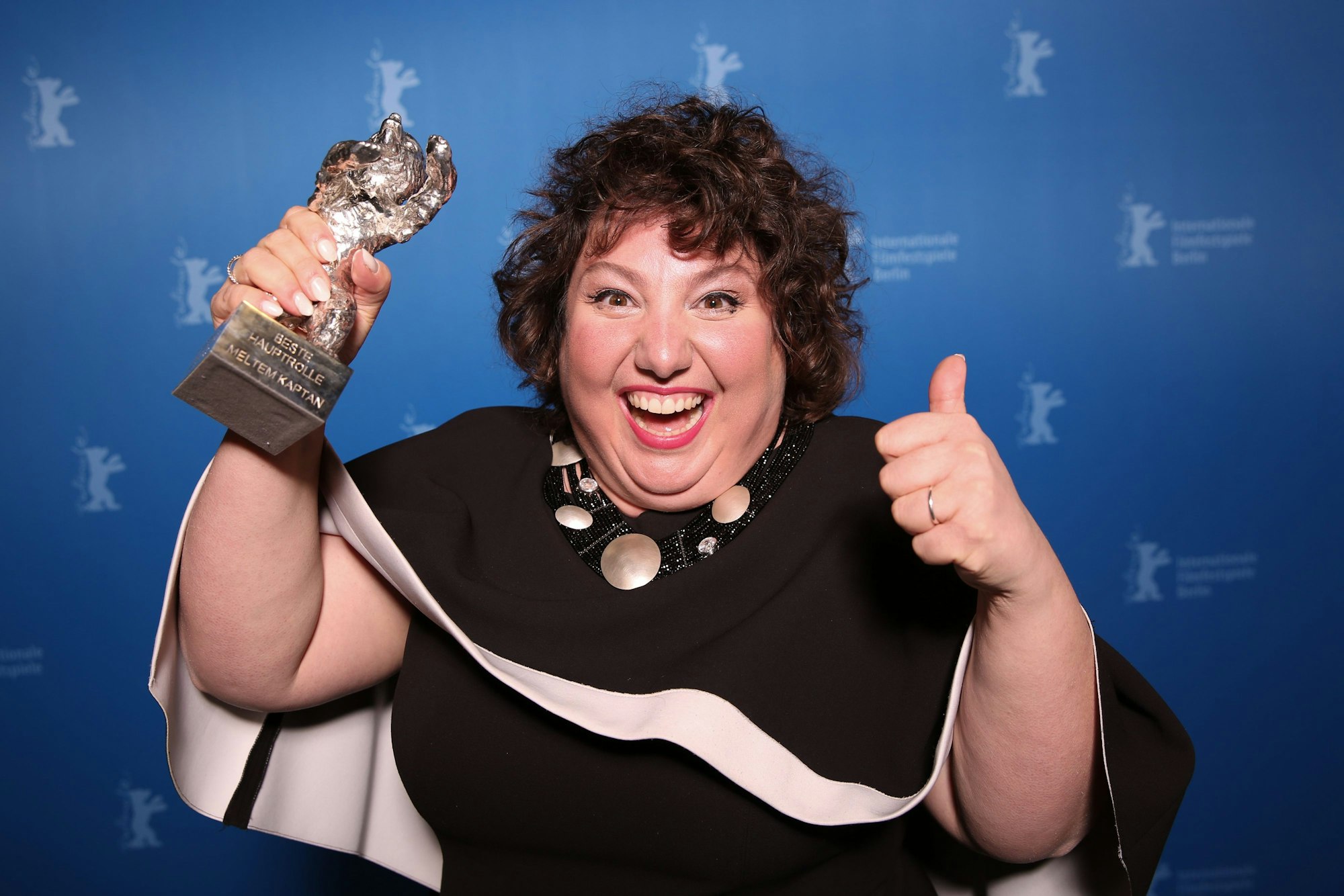 Meltem Kaptan posiert mit dem Silbernen Bären für die beste Hauptdarstellerin.