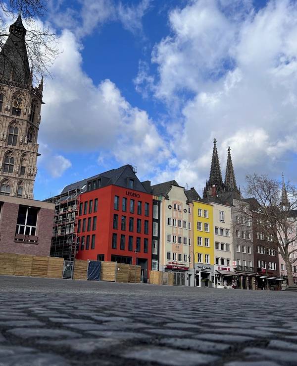 Der Kölner Alter Markt am Donnerstag (17. Februar). Hier entsteht zum Straßenkarneval 2022 eine Jeck-Arena