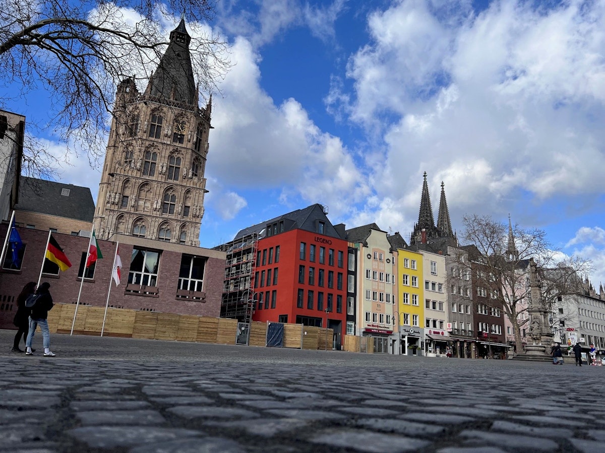 Der Kölner Alter Markt am Donnerstag (17. Februar). Hier entsteht zum Straßenkarneval 2022 eine Jeck-Arena