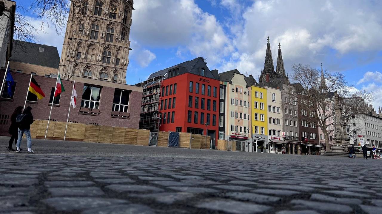 Der Kölner Alter Markt am Donnerstag (17. Februar). Hier entsteht zum Straßenkarneval 2022 eine Jeck-Arena