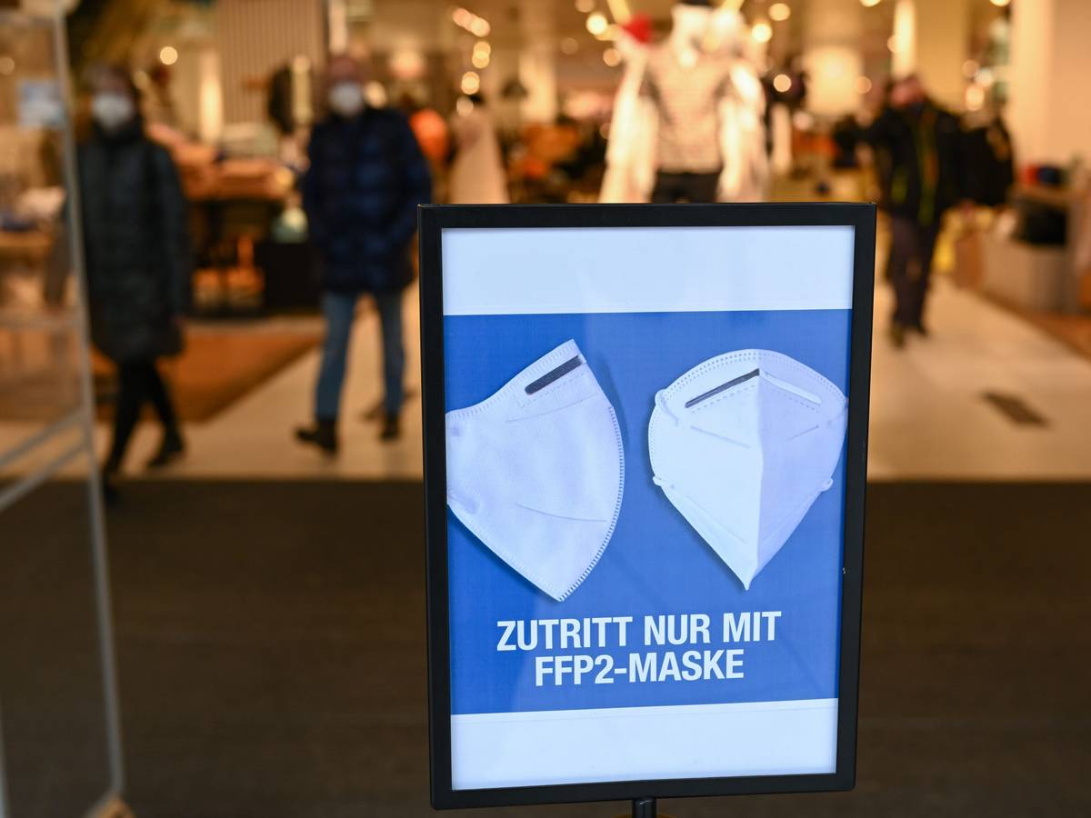 Hinweisschild mit der Aufschrift „Zutritt nur mit FFP 2-Maske“ vor einem Eingang.