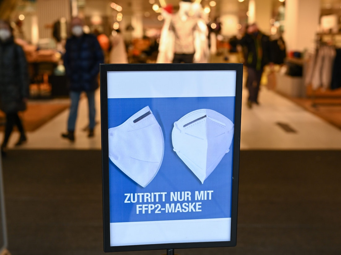 Hinweisschild mit der Aufschrift „Zutritt nur mit FFP 2-Maske“ vor einem Eingang.