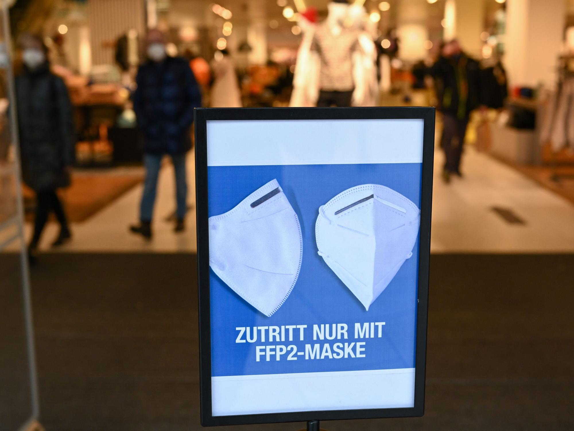 Hinweisschild mit der Aufschrift „Zutritt nur mit FFP 2-Maske“ vor einem Eingang.