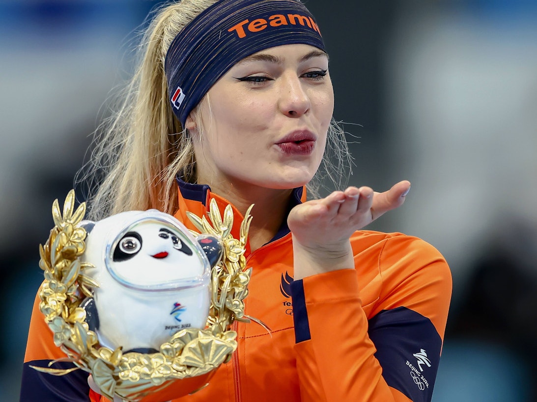 Jutta Leerdam schickt ein Küsschen in die Menge