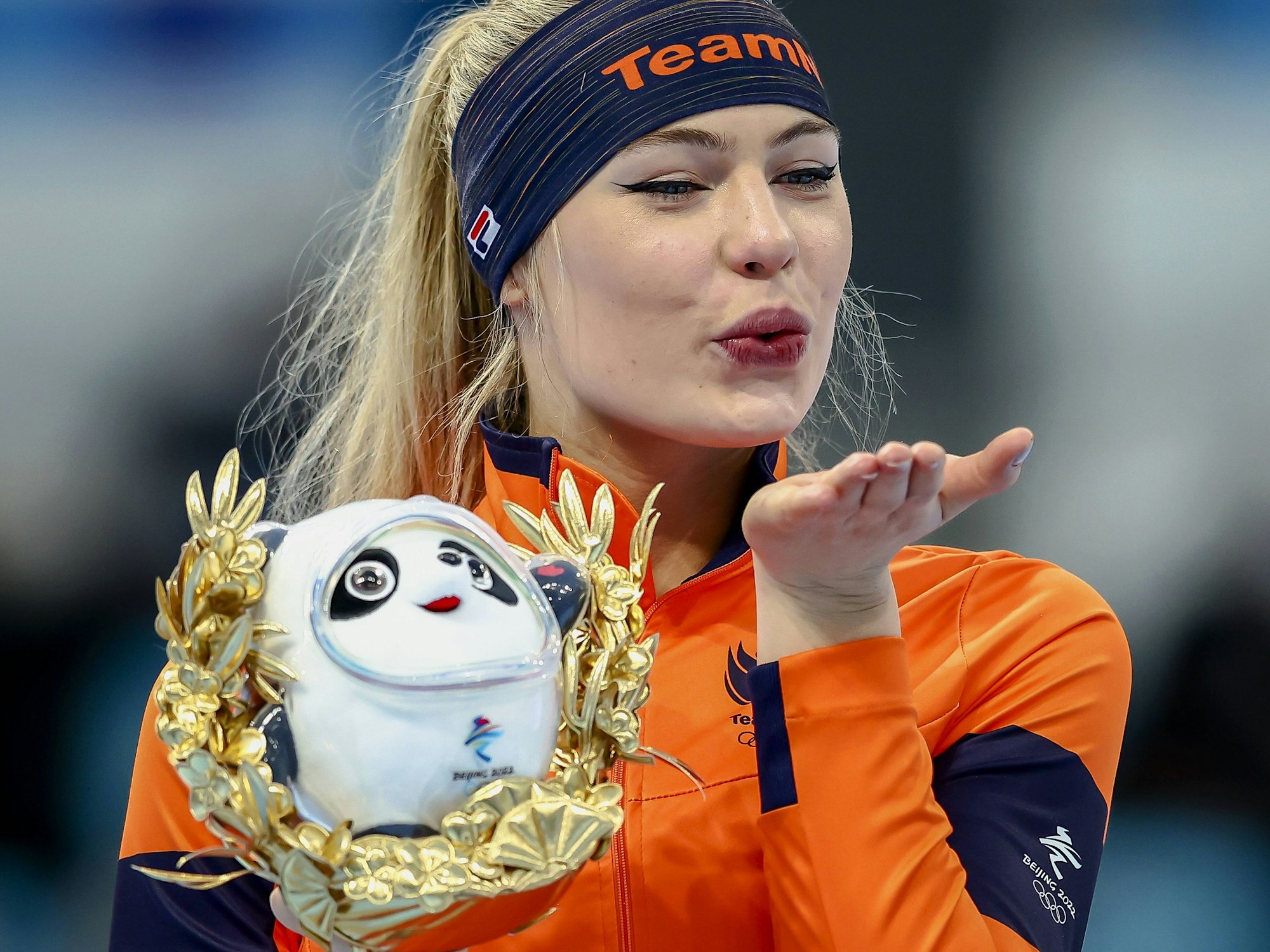 Jutta Leerdam feiert ihre Silbermedaille in Peking.