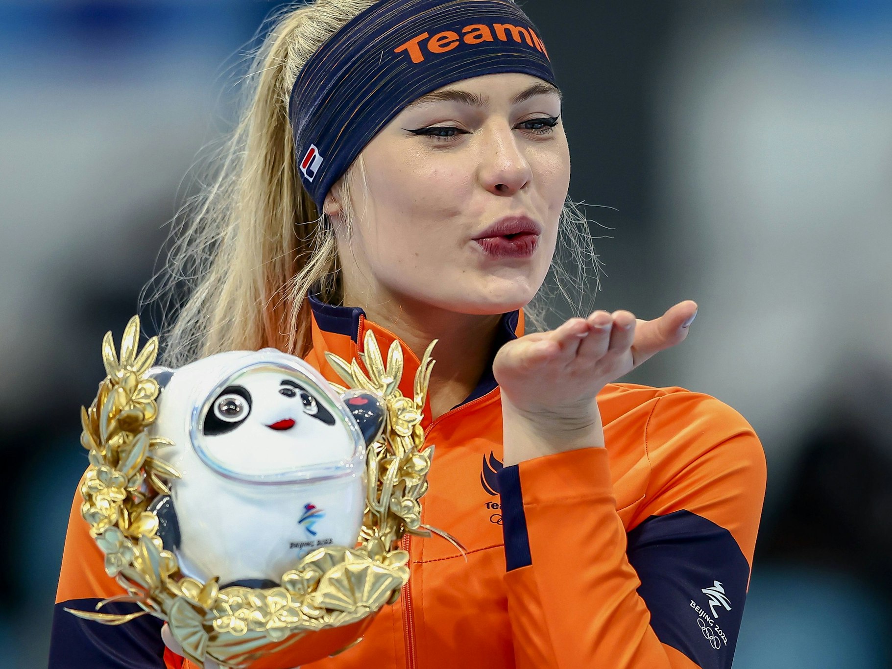 Jutta Leerdam schickt ein Küsschen in die Menge