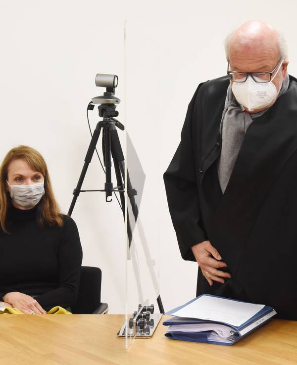Moderatorin Simone Standl sitzt im Gericht neben ihrem stehenden Anwalt Rolf Bietmann.