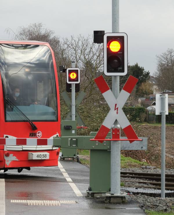 Eine Bahn der KVB passiert auf dem Weg zur Hauptwerkstatt Schienenfahrzeuge an einem Bahnübergang den Simonskaul.
