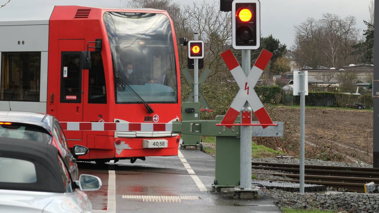 Eine Bahn der KVB passiert auf dem Weg zur Hauptwerkstatt Schienenfahrzeuge an einem Bahnübergang den Simonskaul.