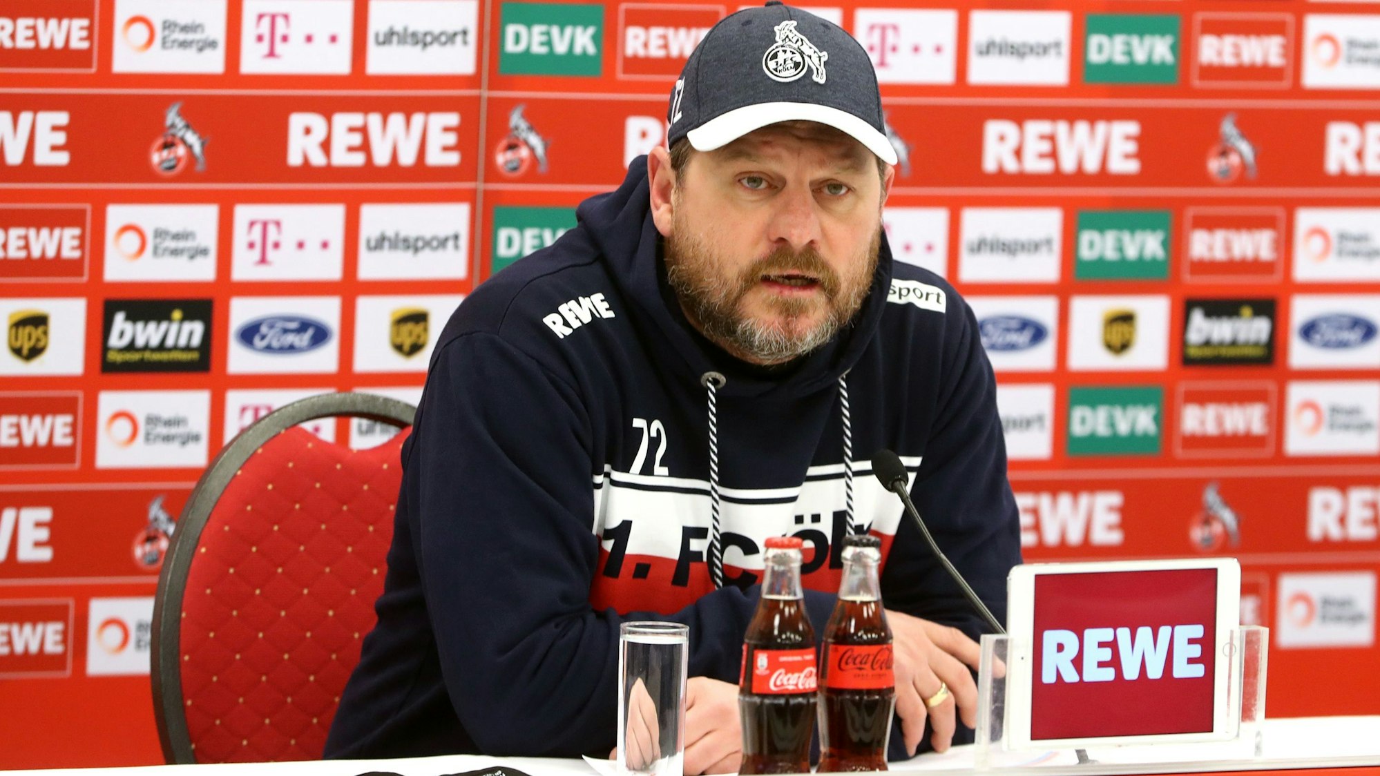 Steffen Baumgart gibt im Geißbockheim eine Pressekonferenz.