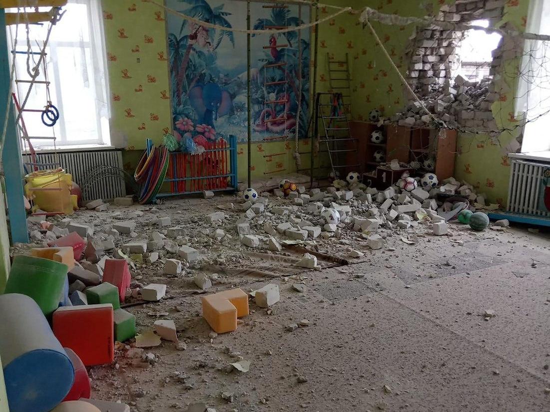 Das Foto, welches die ukrainische Kommandozentrale veröffentlicht hat, zeigt einen zerstörten Kindergarten in dem Dorf Stanyzja Luhanska. Angeblich wurde er durch einen Artillerie-Beschuss von pro-russischen Separatisten getroffen.