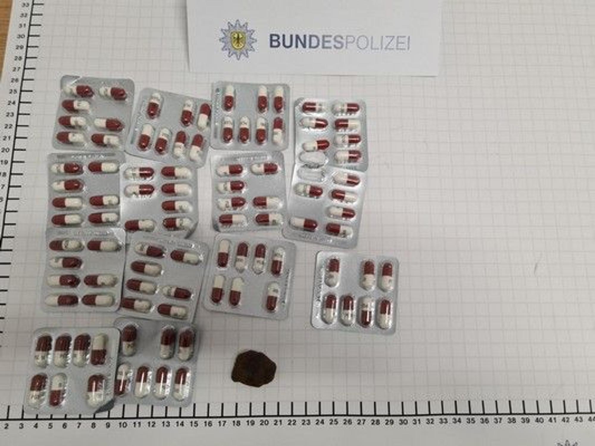 Drogen, die die Bundespolizei in der Hose eines 18-Jährigen fand.