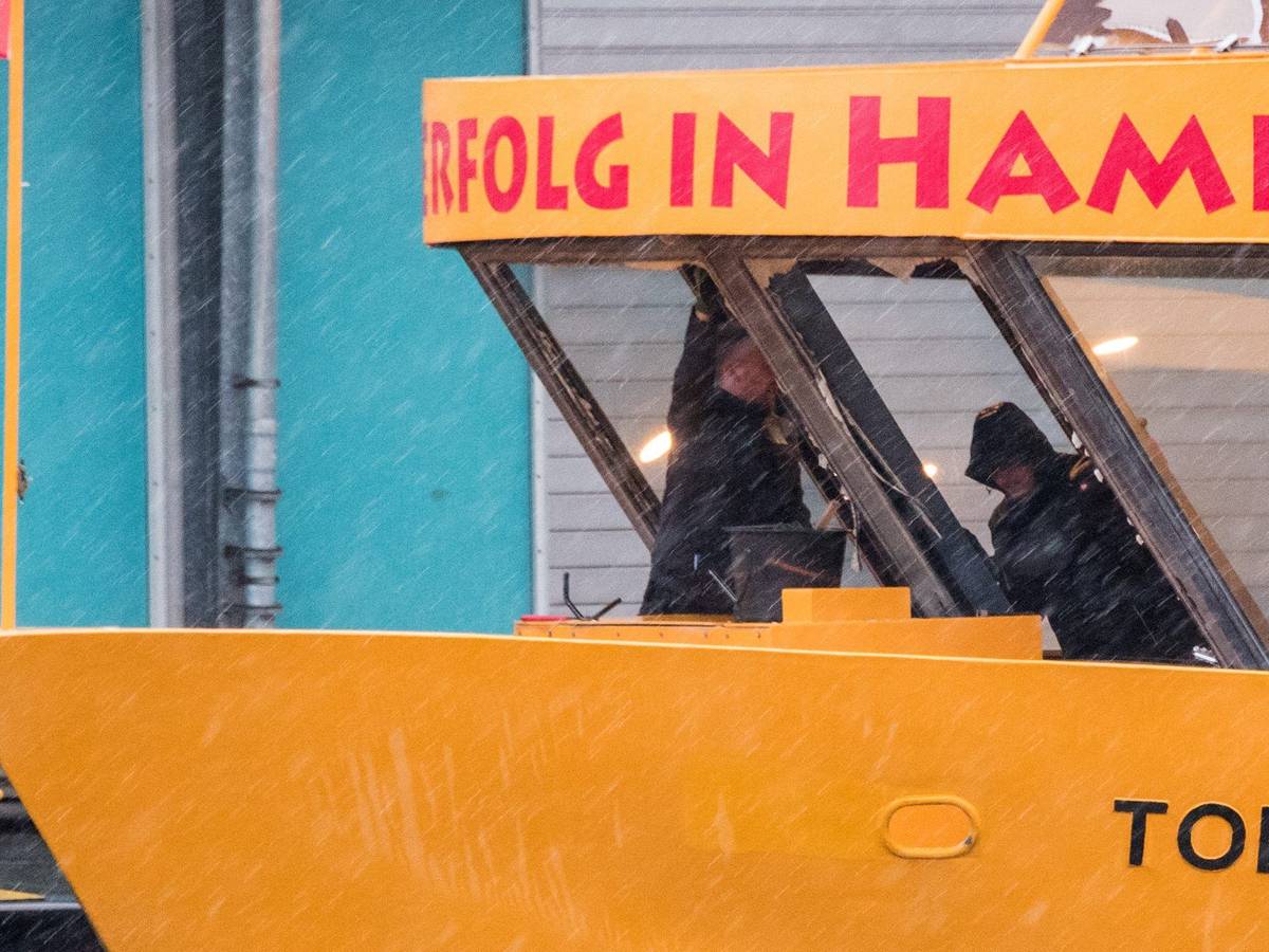 17.02.2022, Hamburg: Die Scheiben der Hafenfähre Tollerort werden repariert. Auf stürmischer Fahrt über die Elbe hat eine große Welle die Frontscheiben der Hamburger Hafenfähre zerschlagen, ein Passagier soll dabei leicht verletzt worden sein. Foto: Daniel Bockwoldt/dpa/Daniel Bockwoldt +++ dpa-Bildfunk +++