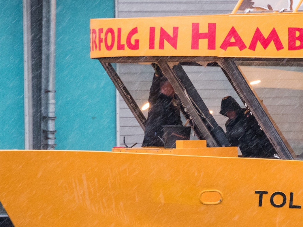 17.02.2022, Hamburg: Die Scheiben der Hafenfähre Tollerort werden repariert. Auf stürmischer Fahrt über die Elbe hat eine große Welle die Frontscheiben der Hamburger Hafenfähre zerschlagen, ein Passagier soll dabei leicht verletzt worden sein. Foto: Daniel Bockwoldt/dpa/Daniel Bockwoldt +++ dpa-Bildfunk +++