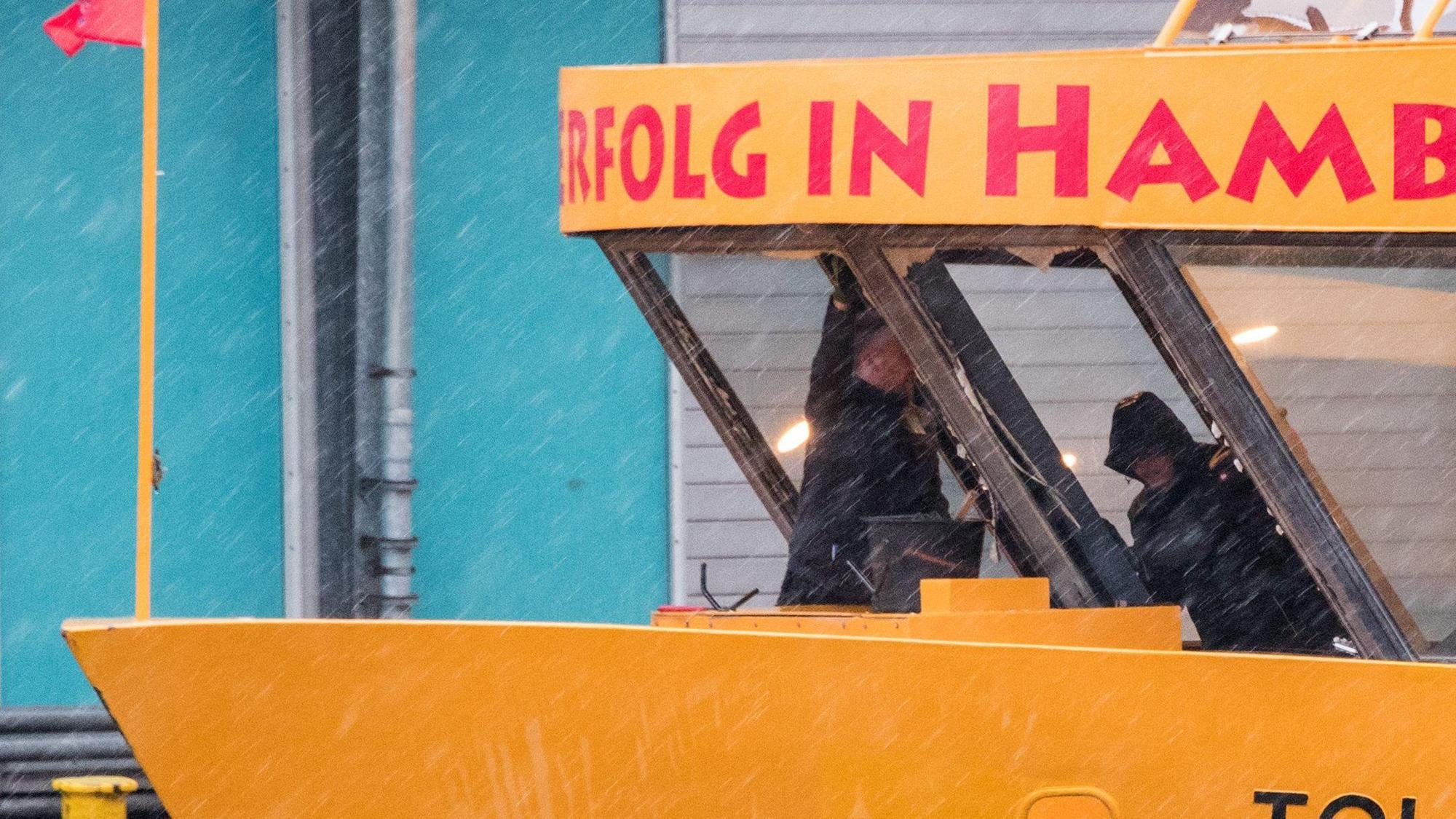 17.02.2022, Hamburg: Die Scheiben der Hafenfähre Tollerort werden repariert. Auf stürmischer Fahrt über die Elbe hat eine große Welle die Frontscheiben der Hamburger Hafenfähre zerschlagen, ein Passagier soll dabei leicht verletzt worden sein. Foto: Daniel Bockwoldt/dpa/Daniel Bockwoldt +++ dpa-Bildfunk +++