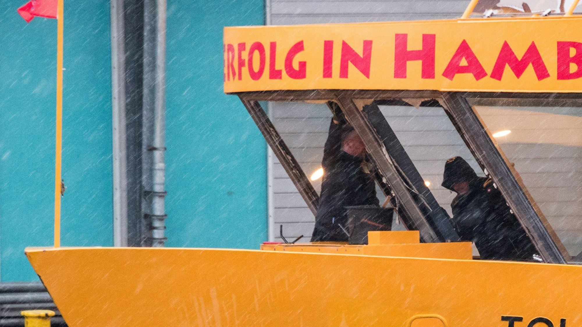 17.02.2022, Hamburg: Die Scheiben der Hafenfähre Tollerort werden repariert. Auf stürmischer Fahrt über die Elbe hat eine große Welle die Frontscheiben der Hamburger Hafenfähre zerschlagen, ein Passagier soll dabei leicht verletzt worden sein. Foto: Daniel Bockwoldt/dpa/Daniel Bockwoldt +++ dpa-Bildfunk +++