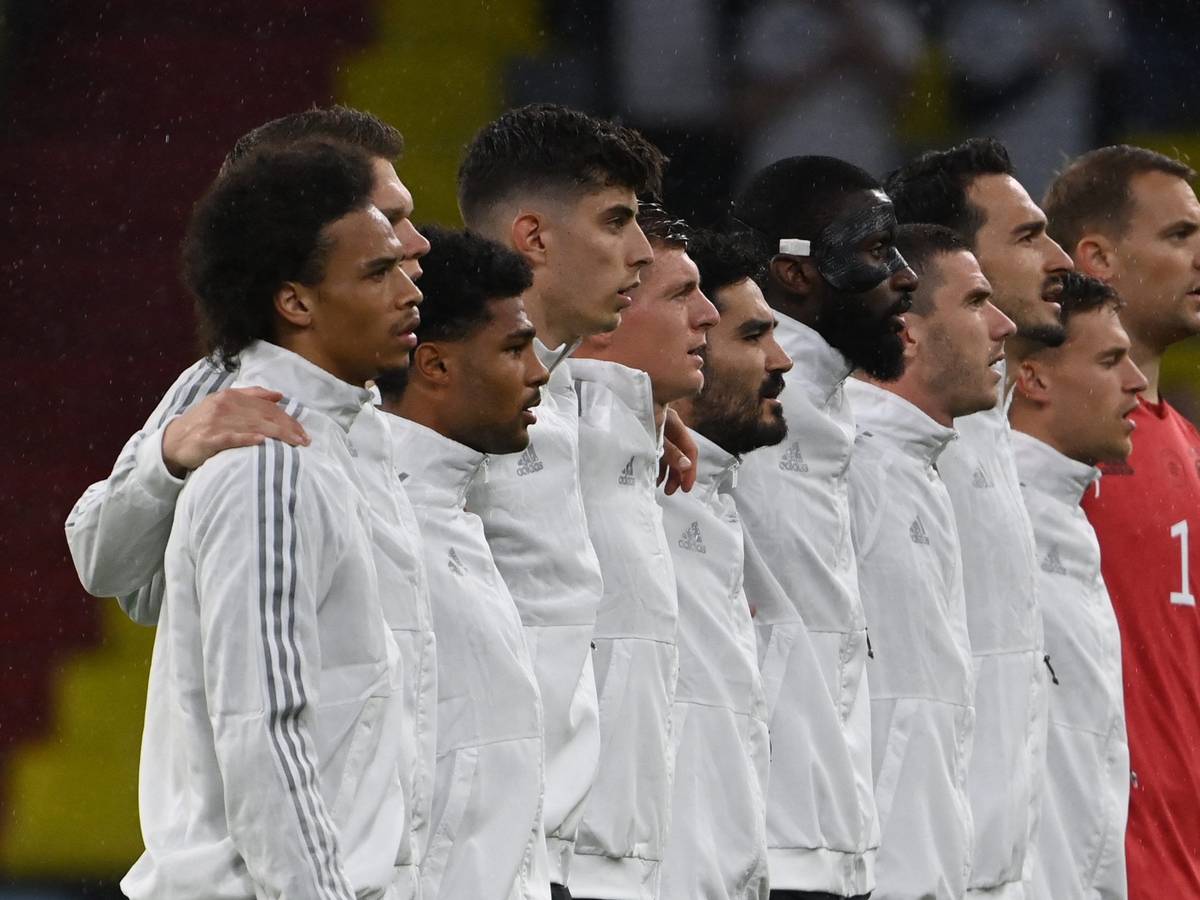 Die deutsche Nationalmannschaft 23. Juni 2021 beim Vorrundenspiel der EM gegen Ungarn in der EM-Arena München. Deutsche Spieler singen die Nationalhymne.