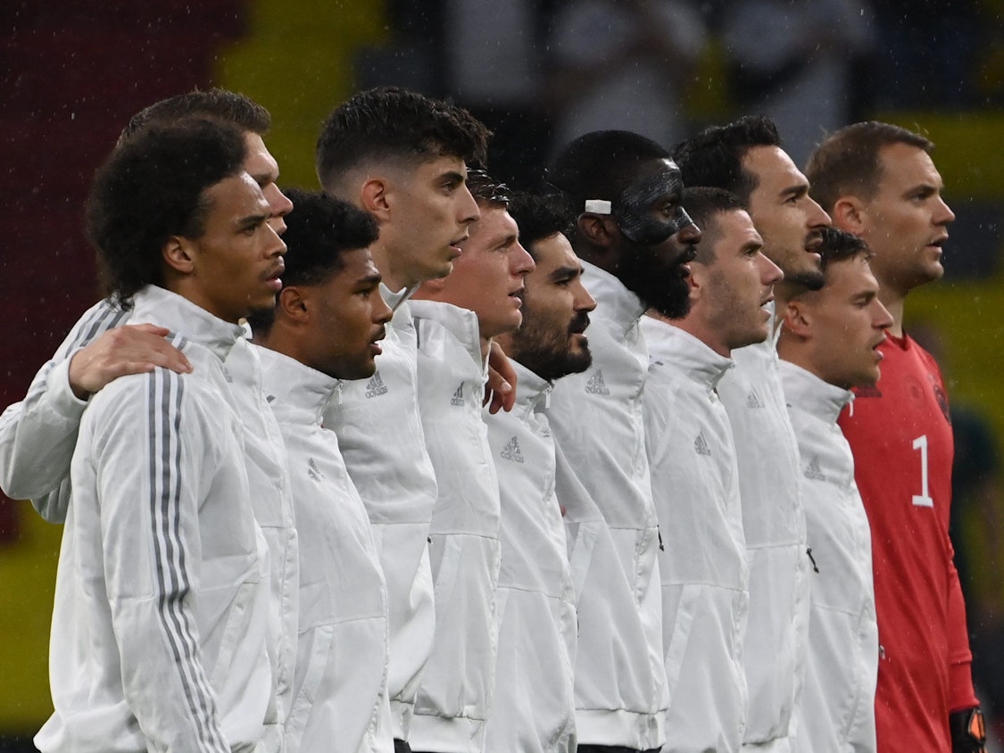 Die deutsche Nationalmannschaft 23. Juni 2021 beim Vorrundenspiel der EM gegen Ungarn in der EM-Arena München. Deutsche Spieler singen die Nationalhymne.