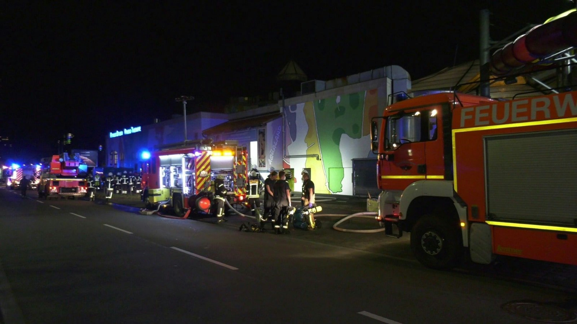 Im Aqualand in Köln gab es am Mittwochabend Gas-Alarm. Die Feuerwehr rückte mit einem Großaufgebot an. (Archivfoto vom 17. Februar 2022).