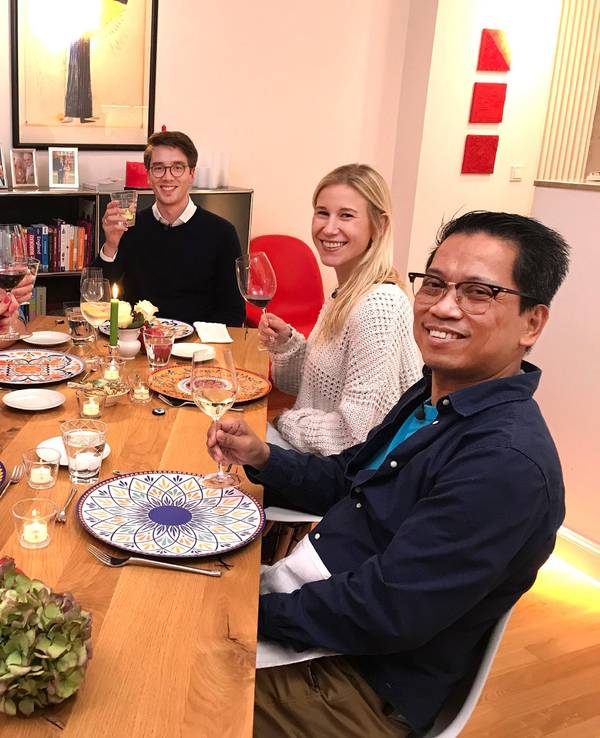Die „Das perfekte Dinner“-Kandidaten beim gemeinsamen Essen bei Constantin aus Köln.