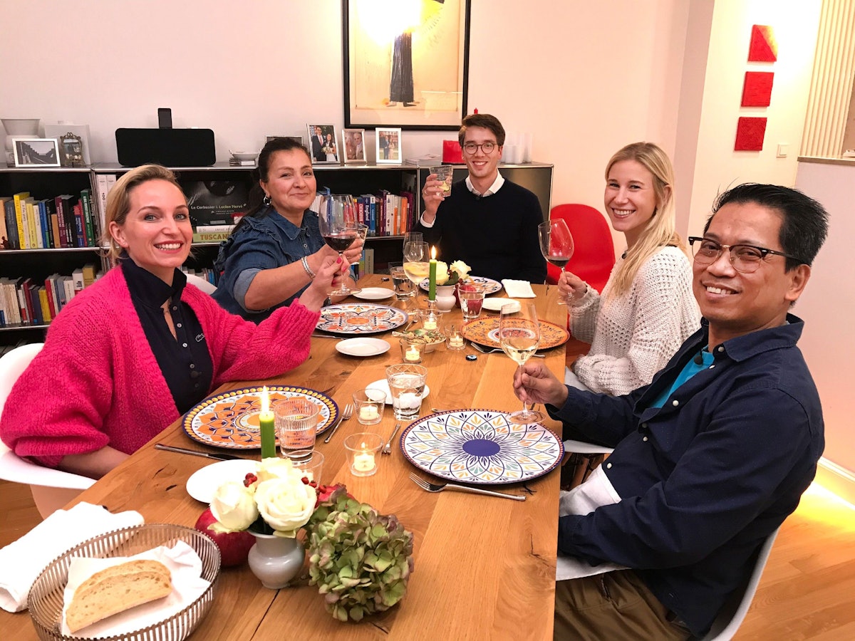 Die „Das perfekte Dinner“-Kandidaten beim gemeinsamen Essen bei Constantin aus Köln.