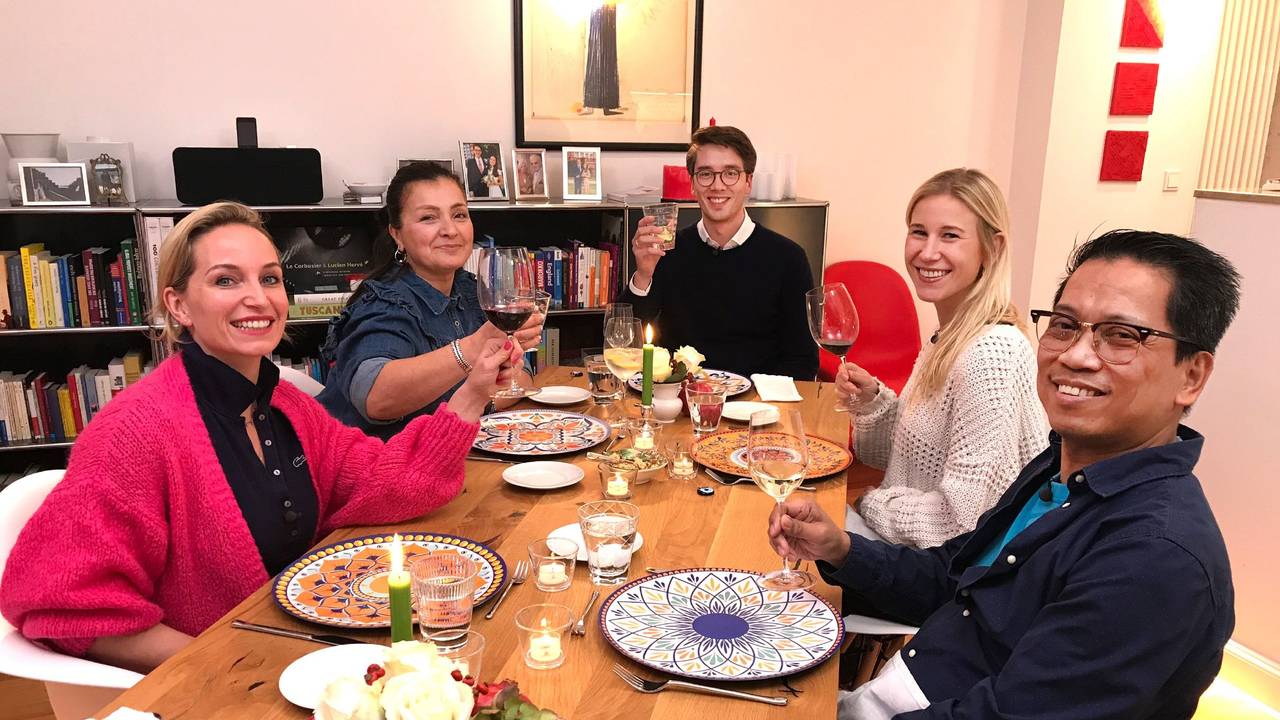 Die „Das perfekte Dinner“-Kandidaten beim gemeinsamen Essen bei Constantin aus Köln.