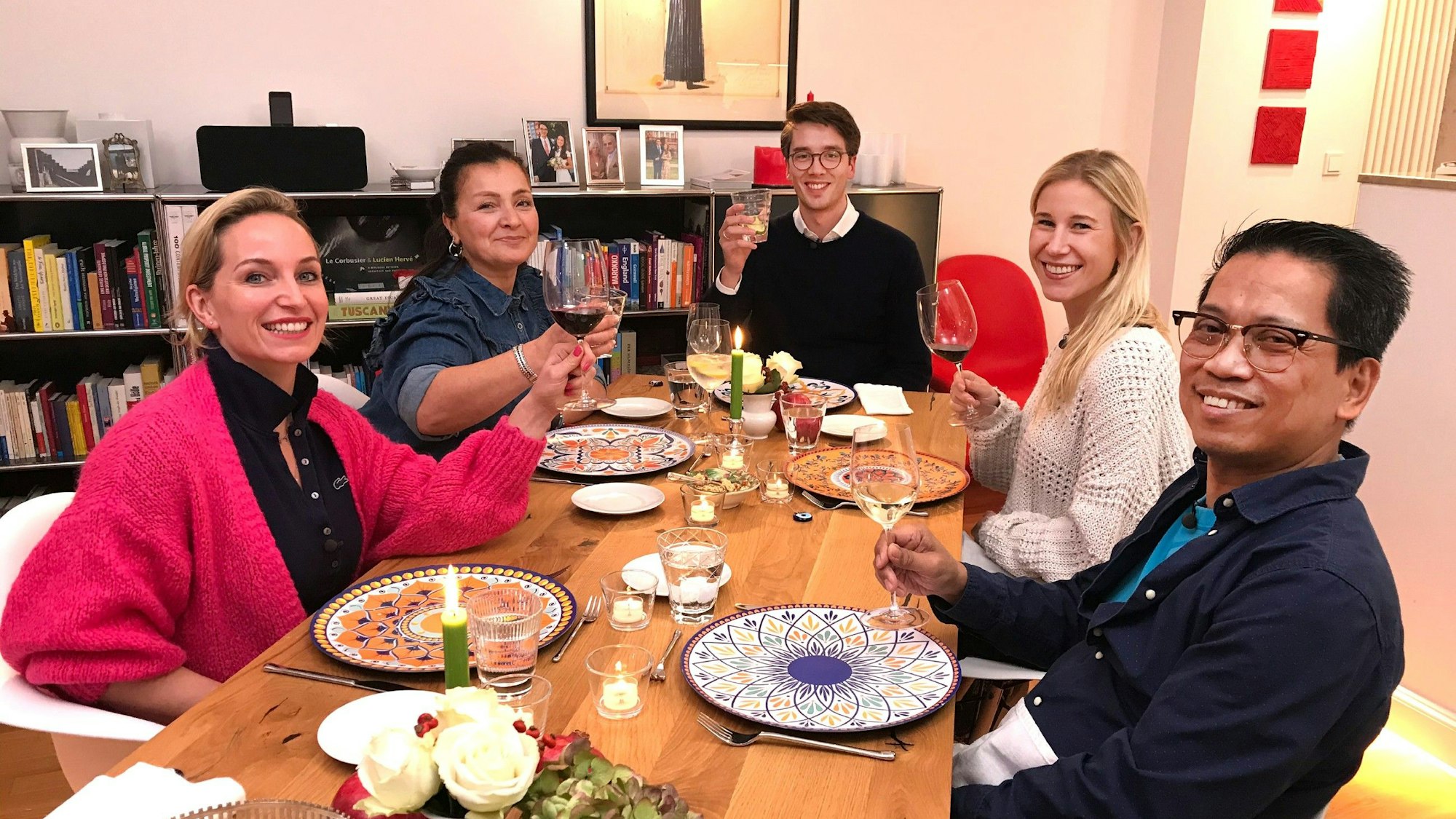 Die „Das perfekte Dinner“-Kandidaten beim gemeinsamen Essen bei Constantin aus Köln.
