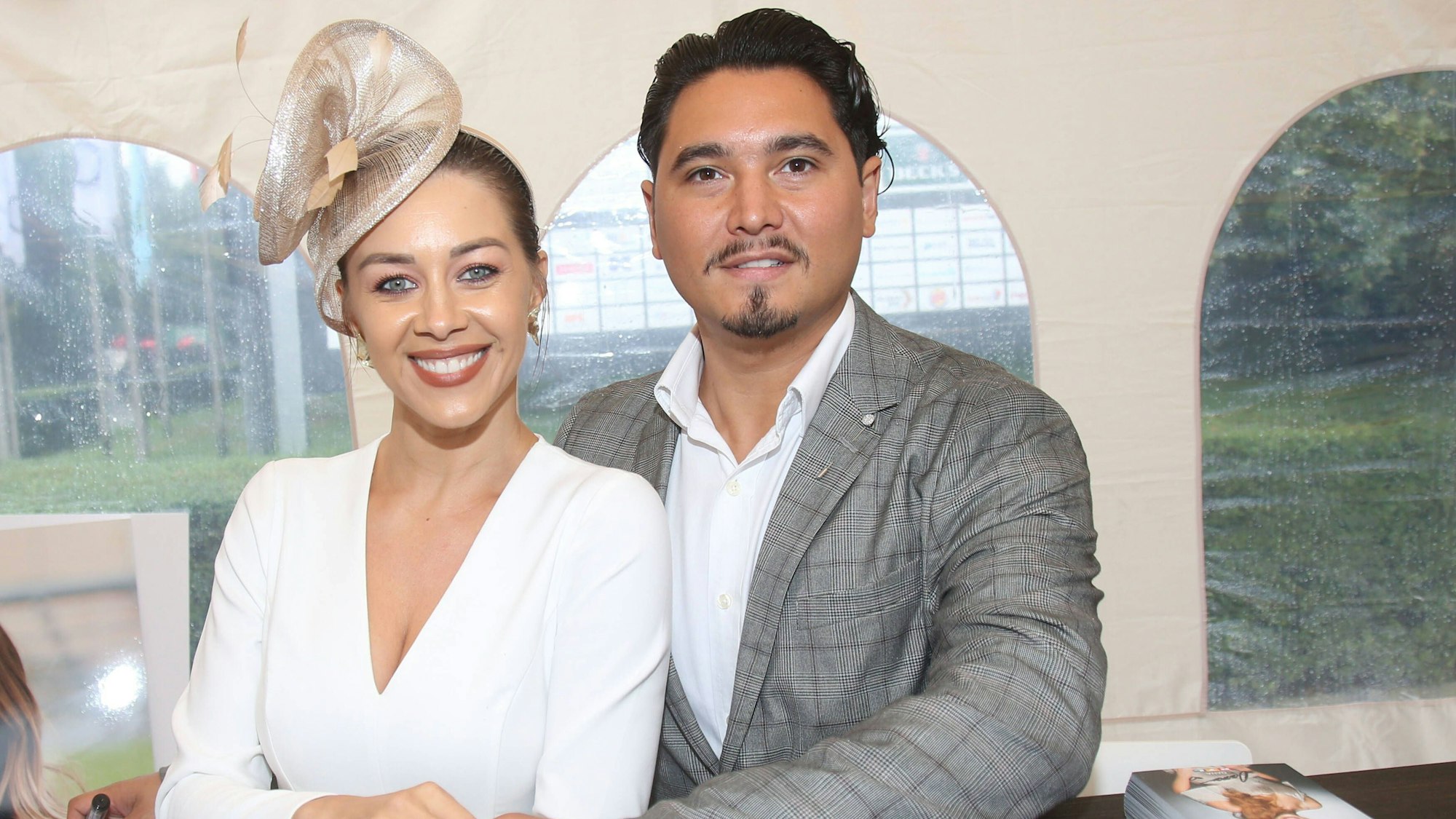 Oana Nechiti und Erich Klann lächeln in die Kamera.