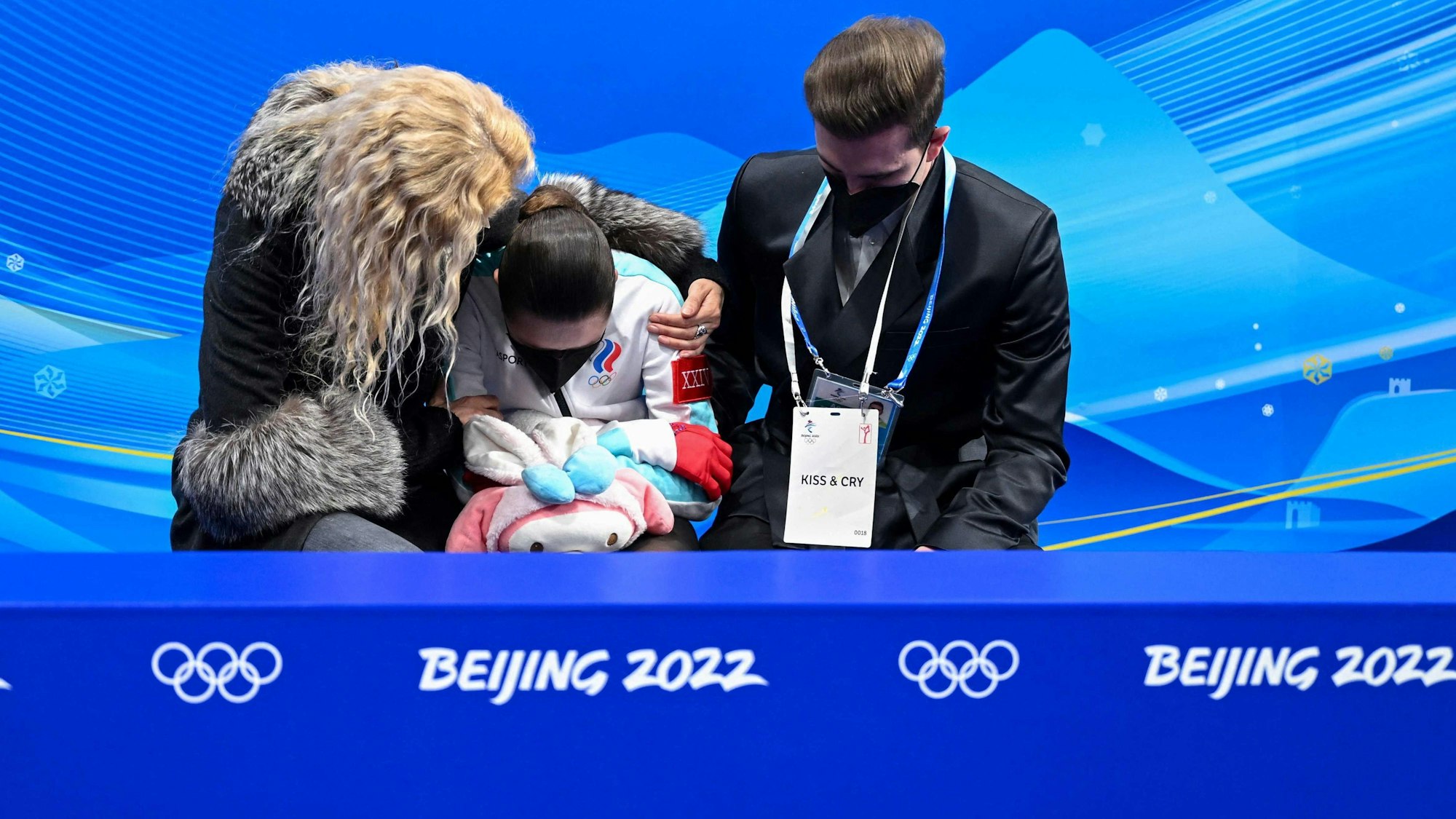 Kamila Walijewa (M.) weint nach ihrer verspielten Einzel-Medaille im Eiskunstlauf-Finale bei Olympia.