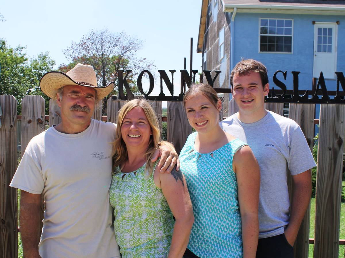 Die Familie Reimann steht nebeneinander: Konny, Manu, Janina und Jason.