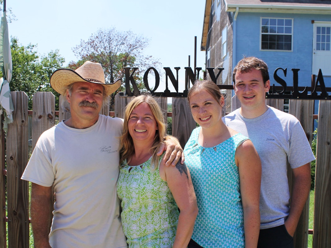 Die Familie Reimann steht nebeneinander: Konny, Manu, Janina und Jason.