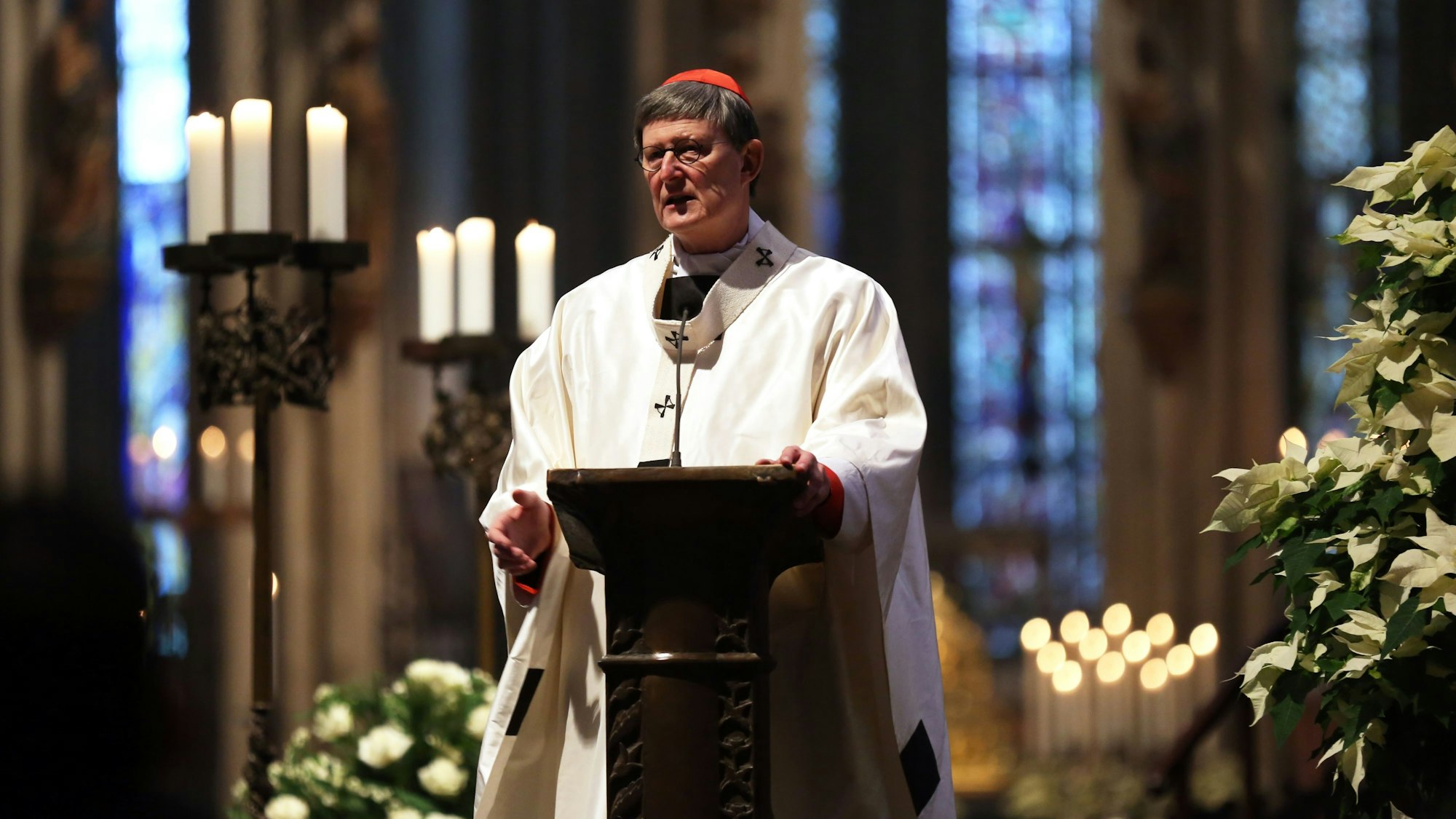 Kardinal Woelki bei einer Messe im Kölner Dom zu Weihnachten.