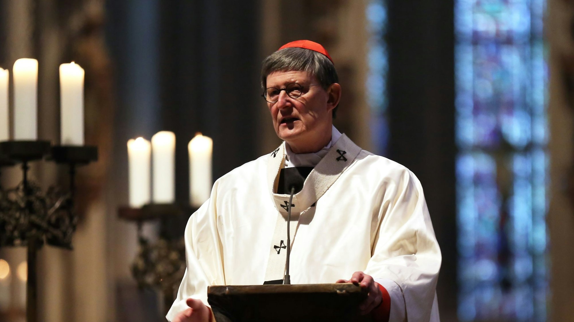 Der Kölner Kardinal Rainer Maria Woelki bei einem Weihnachtsgottesdienst im Kölner Dom soll wieder ins Erzbistum zurückkehren.