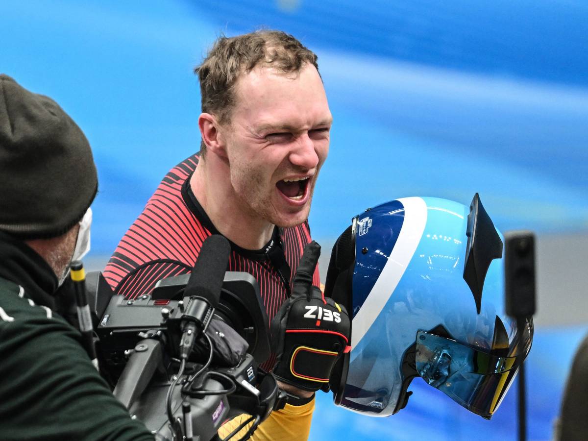 Der Erstplatzierte Francesco Friedrich aus Deutschland jubelt nach dem Rennen bei Olympia.