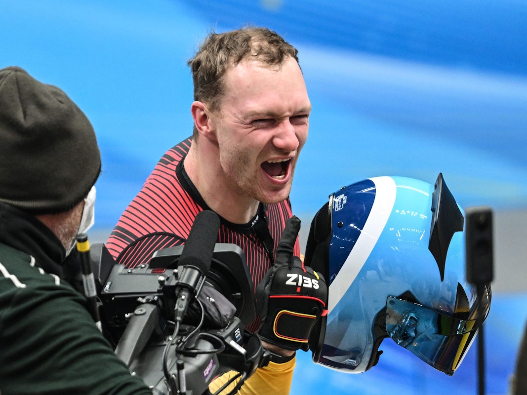 Der Erstplatzierte Francesco Friedrich aus Deutschland jubelt nach dem Rennen bei Olympia.