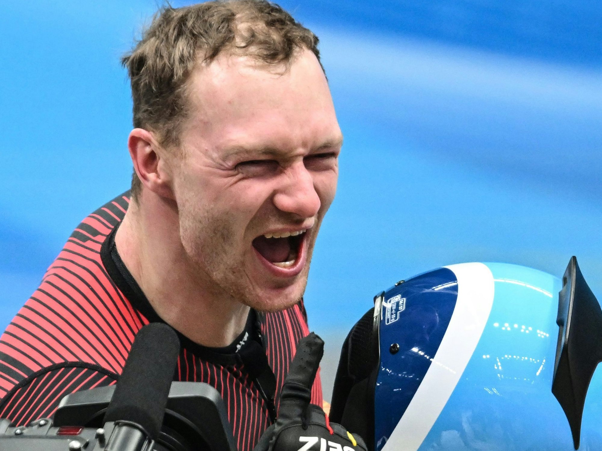 Der Erstplatzierte Francesco Friedrich aus Deutschland jubelt nach dem Rennen bei Olympia.