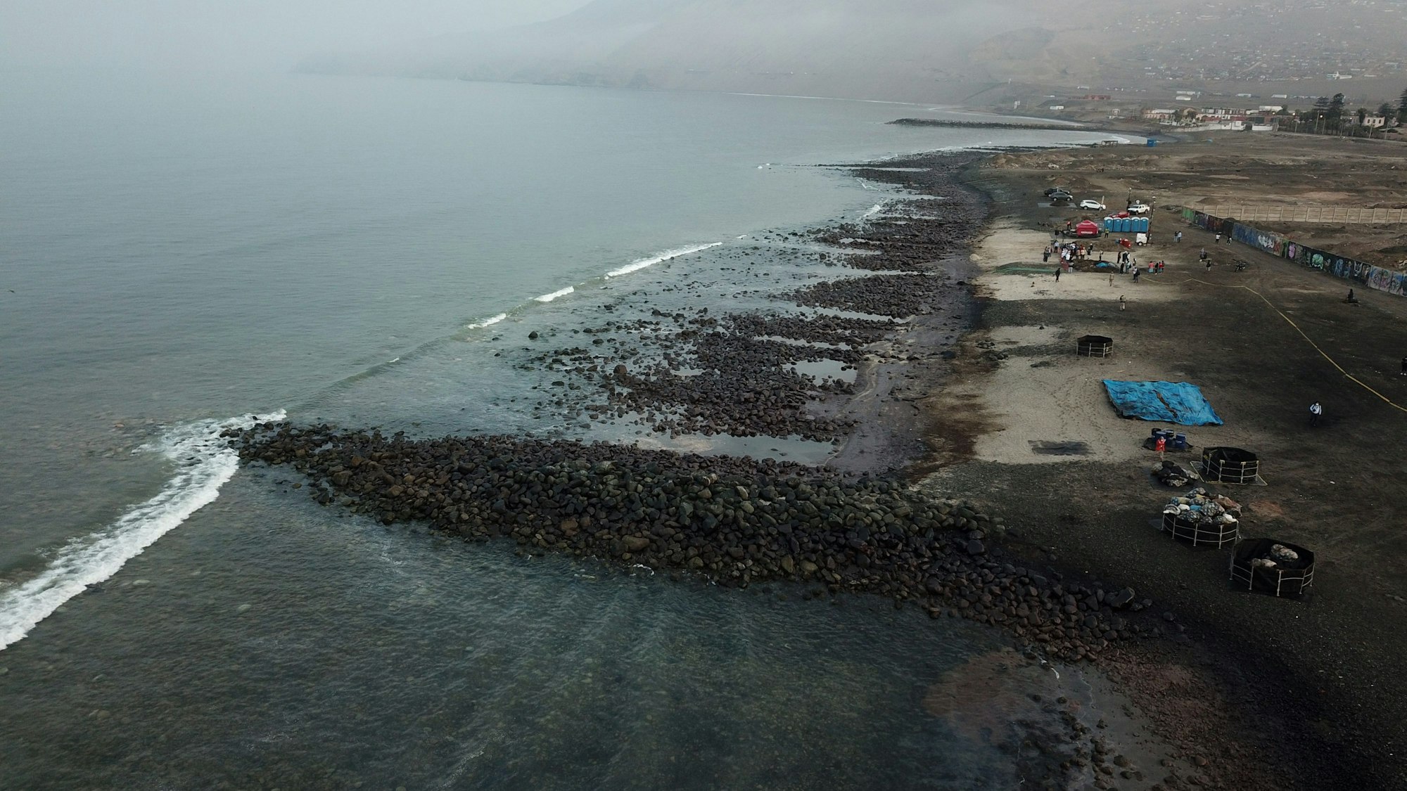 Auf diesem vom peruanischen Präsidentenamt zur Verfügung gestellten Bild ist die Lage während der Reinigungsarbeiten aufgrund einer Ölpest an der pazifischen Küste zu sehen.