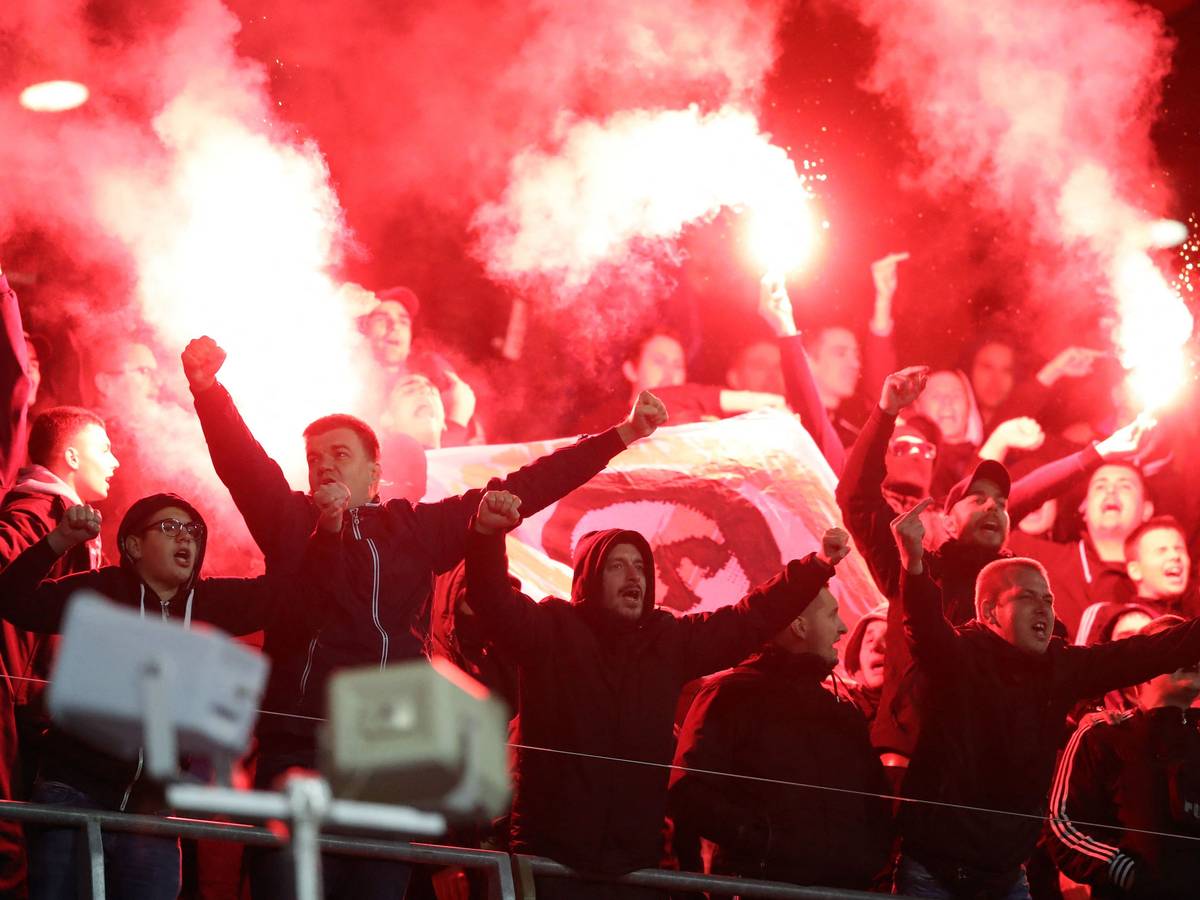 Fans von Dinamo Zagreb zünden Bengalos bei einem Spiel der Europa League.