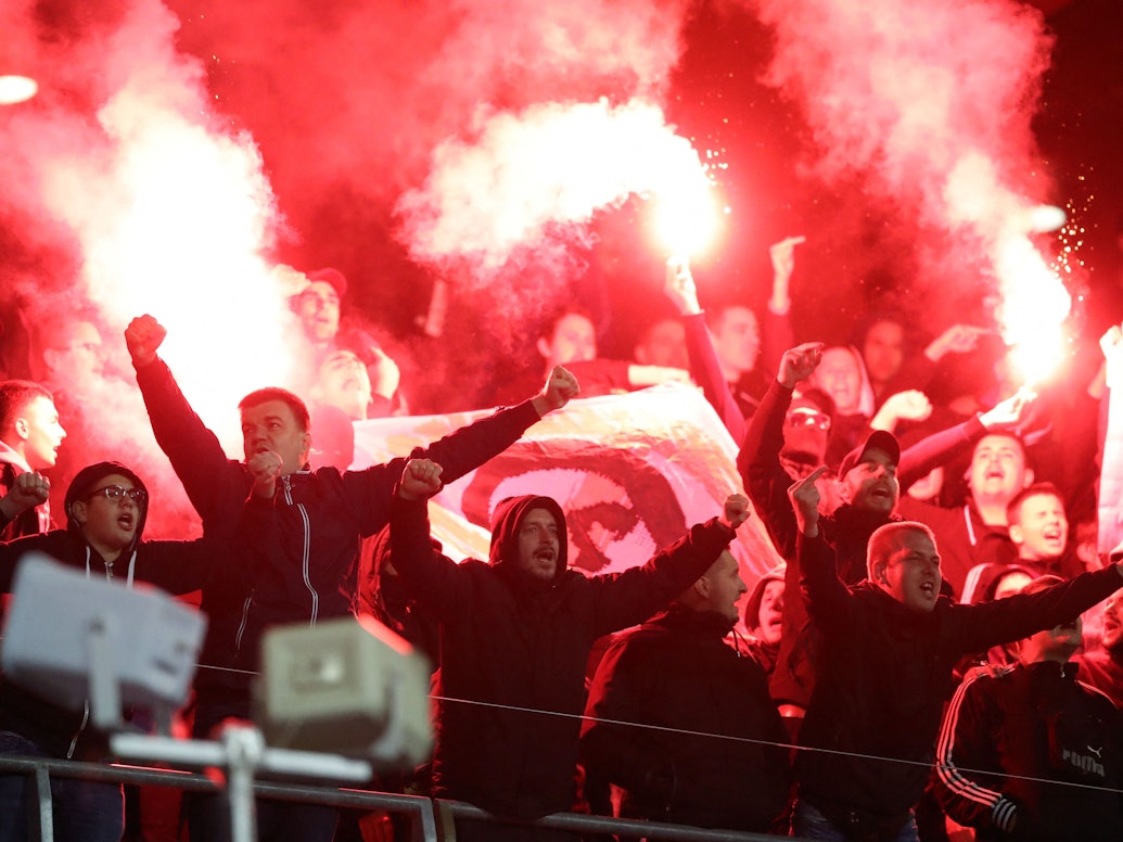 Fans von Dinamo Zagreb zünden Bengalos bei einem Spiel der Europa League.