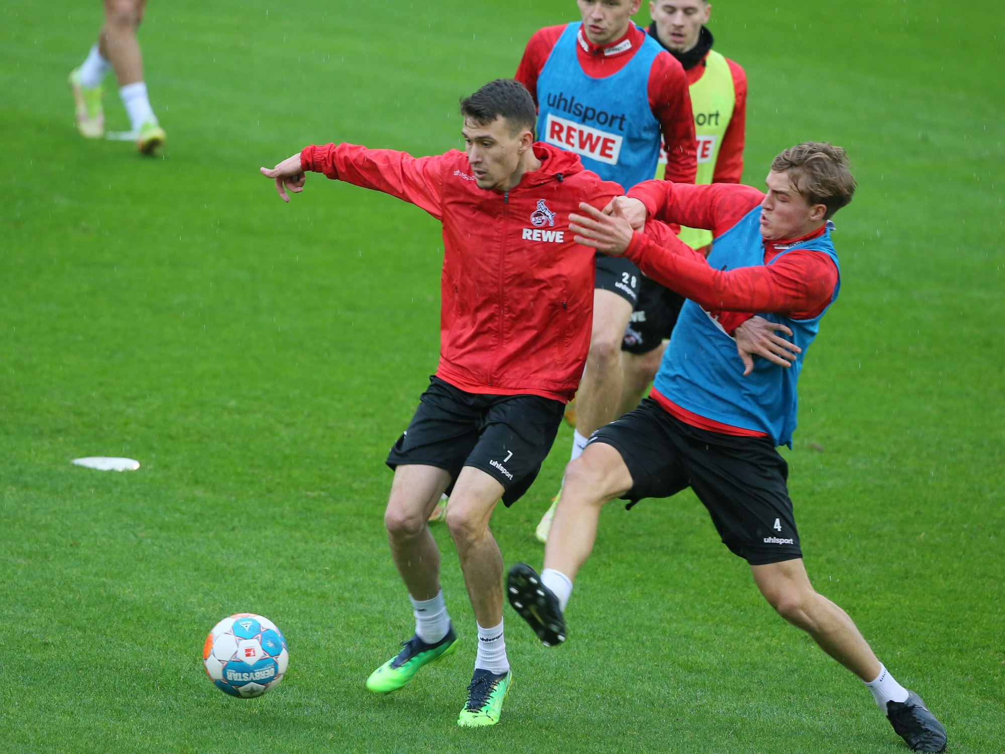 Dejan Ljubicic im Zweikampf mit Timo Hübers