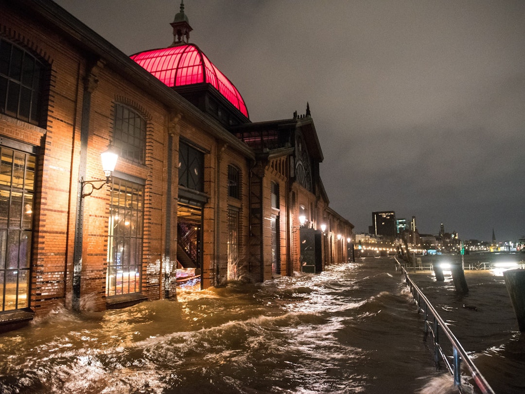 Der Hamburger Fischmarkt ist am frühen Donnerstagmorgen (17. Februar 2022) erneut überflutet worden. „Ylenia“ stürmt besonders heftig im Norden.