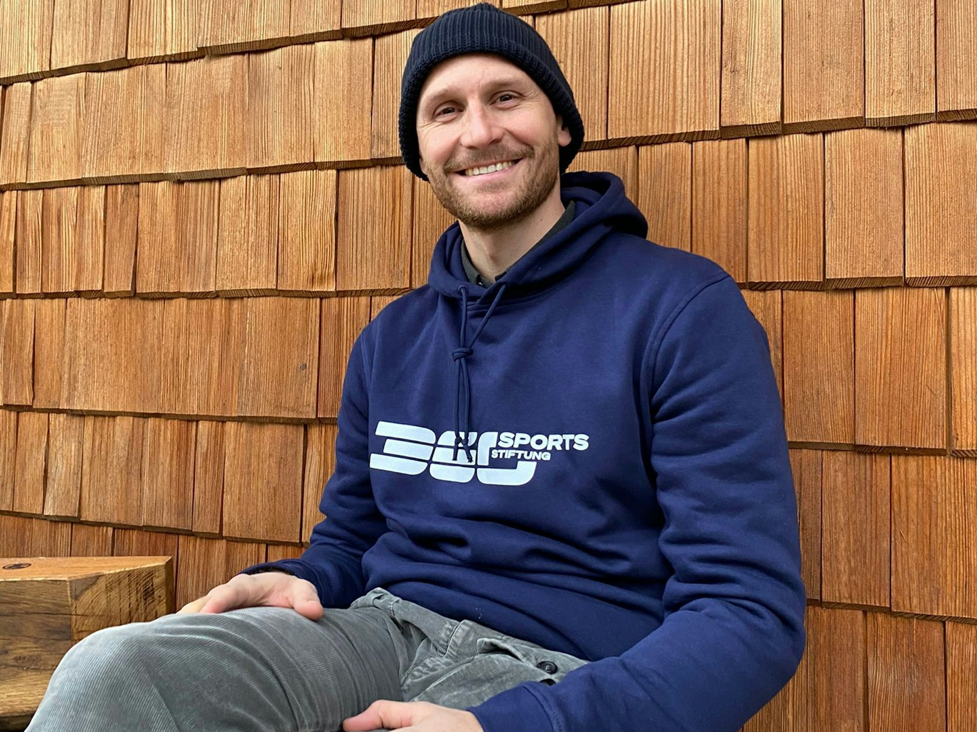 Benedikt Höwedes zeigt den Stiftungs-Hoodie.