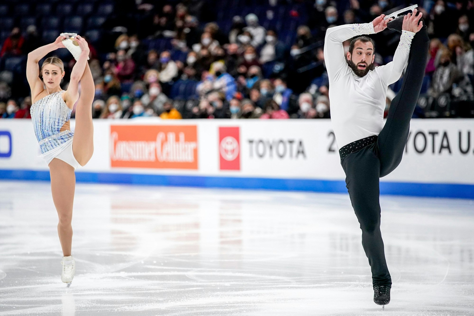 Ashley Cain-Gribble (links) und Timothy LeDuc zeigen ihr Kurzprogramm bei einem Wettkampf am 6. Januar 2022.