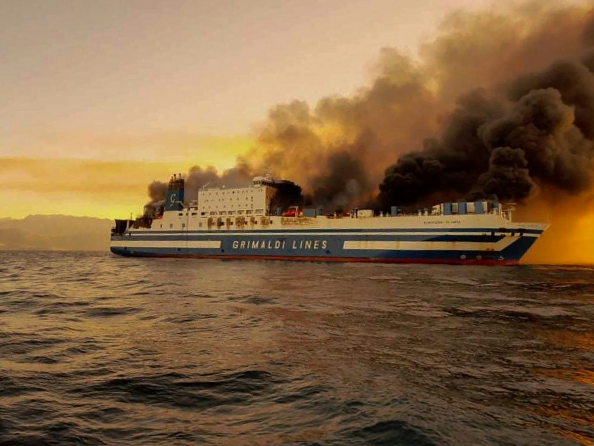 Dicker, schwarzer Rauch steigt über einer brennenden Autofähre vor Korfu auf. Auf dem Schiff befanden sich griechischen Medienberichten zufolge rund 240 Passagiere und 50 Besatzungsmitglieder